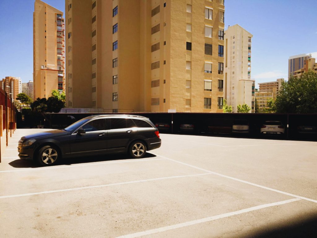 Parking en las instalaciones del edificio del apartamento Alhambra en Benidorm