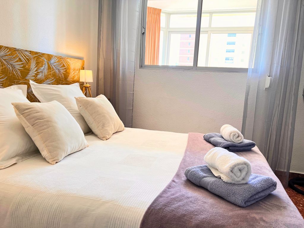 Detalle de la zona de descanso del dormitorio principal del apartamento en Benidorm