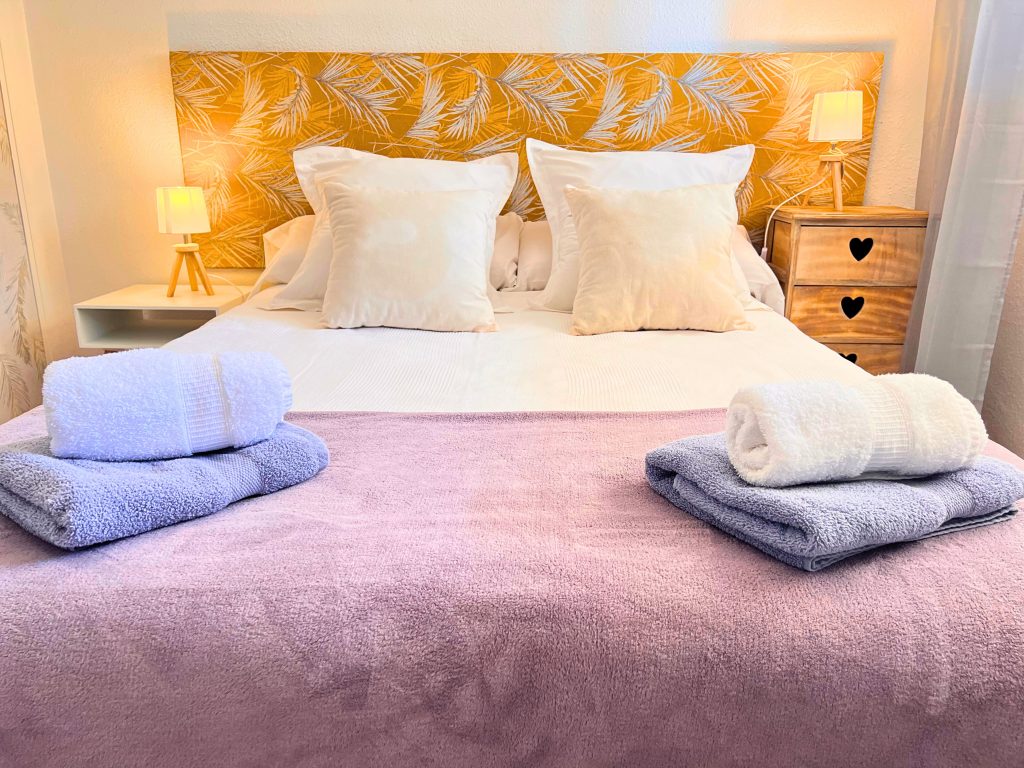 Segundo ángulo del dormitorio de matrimonio del apartamento en Benidorm