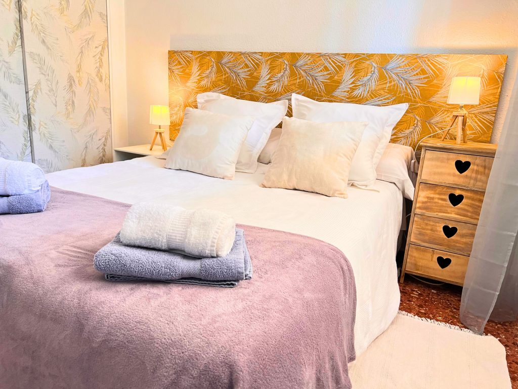 Dormitorio principal con cama de matrimonio en el apartamento de 2 dormitorios en Benidorm