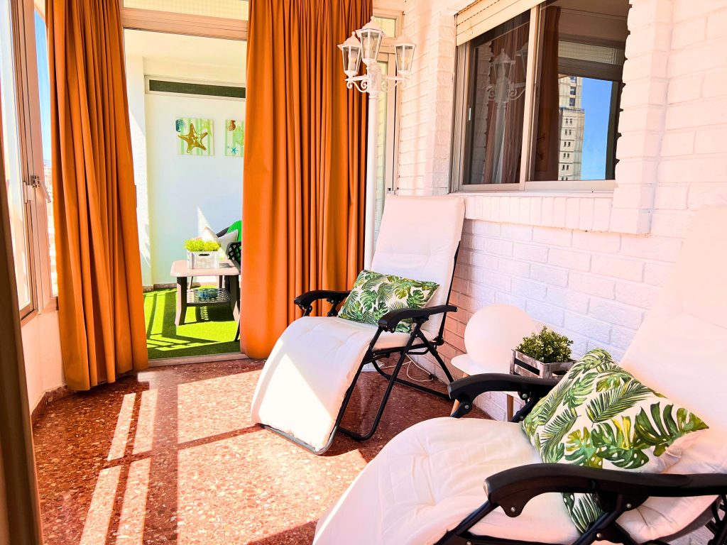 Terraza acristalada luminosa del apartamento Alhambra en Benidorm