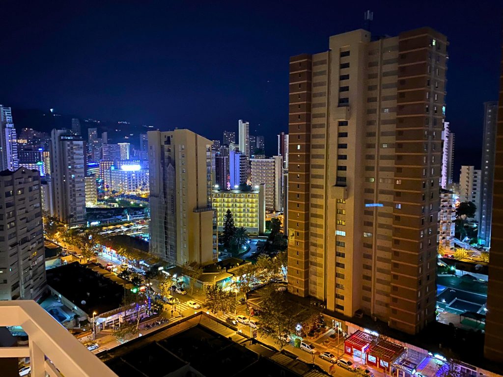 Vistas de noche desde la terraza del apartamento de 2 dormitorios en Benidorm