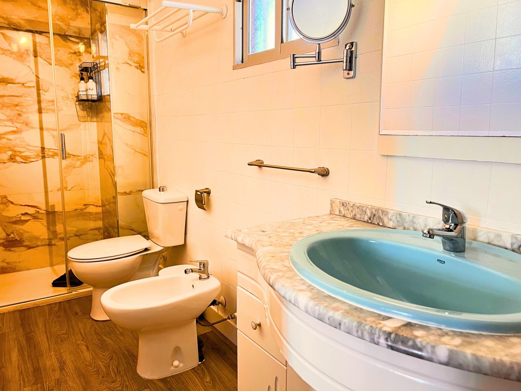 Baño completo del apartamento de 2 dormitorios en Benidorm