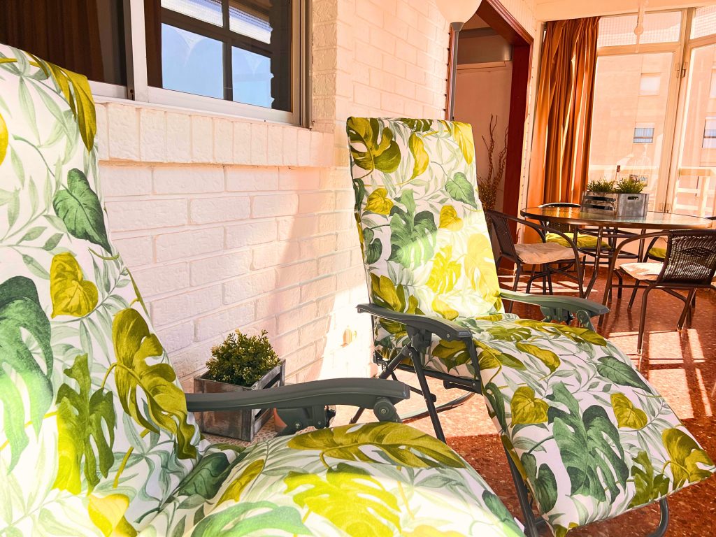 Segundo ángulo de la terraza acristalada del apartamento en Benidorm (Levante)