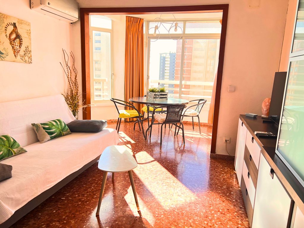 Zona de televisión en el salón del apartamento de 2 dormitorios en Benidorm