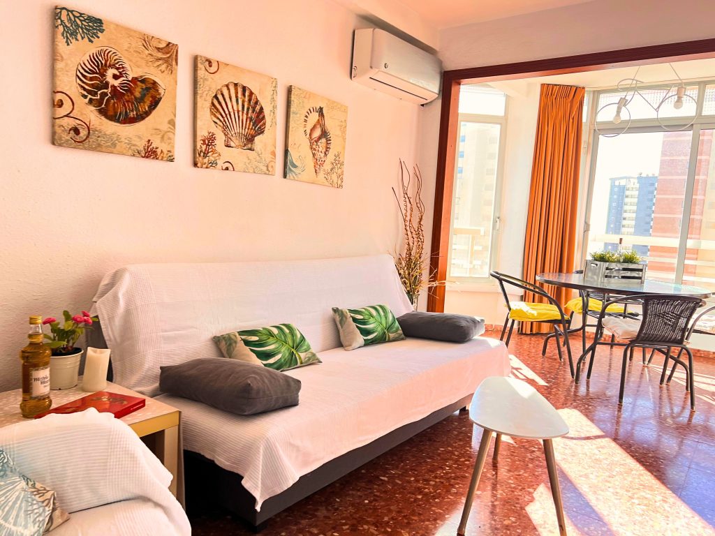 Salón luminoso del apartamento Alhambra en Benidorm, zona de estar
