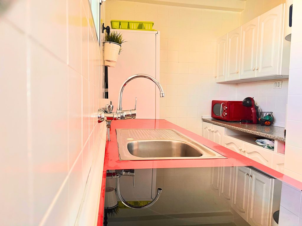 Zona de cocción con horno y vitro en el apartamento de 2 dormitorios en Benidorm
