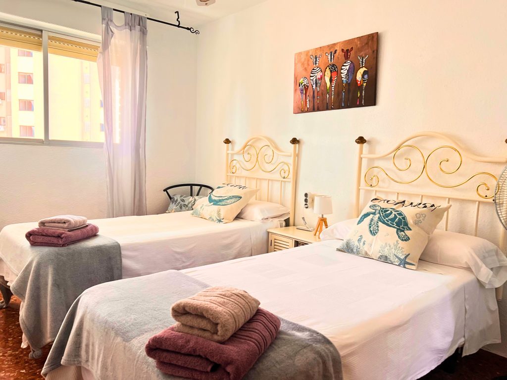 Segundo ángulo del dormitorio de dos camas del apartamento en Benidorm